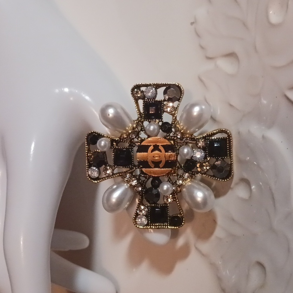 Gorgeous Gripoix style Brooch.
